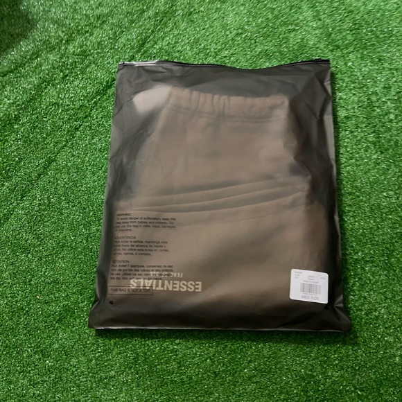 ESSENTIALS FEAR OF GOD OAK RELAXED SWEAT SHORTS🆕 - Picture 11 of 12